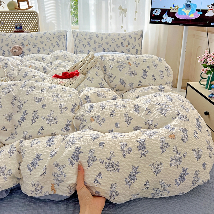 91家纺网 家纺一手货源 找家纺 梦纤绒 2026春夏新款简单款泡芙纱印花四件套 青花集