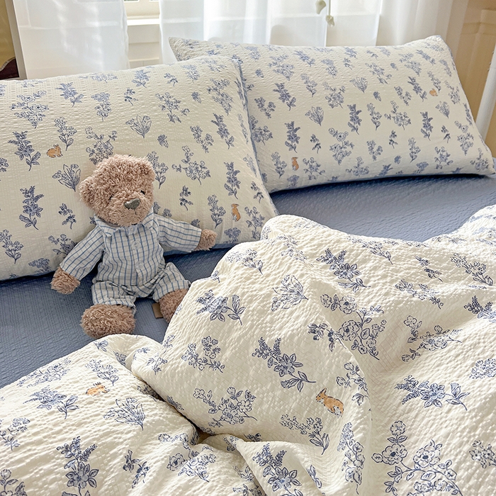 91家纺网 家纺一手货源 找家纺 梦纤绒 2026春夏新款简单款泡芙纱印花四件套 青花集