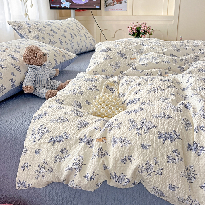 91家纺网 家纺一手货源 找家纺 梦纤绒 2026春夏新款简单款泡芙纱印花四件套 青花集