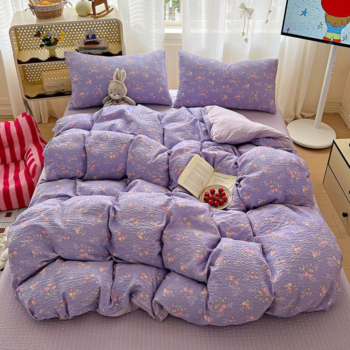 91家纺网 家纺一手货源 找家纺 梦纤绒 2026春夏新款简单款泡芙纱印花四件套 水云间