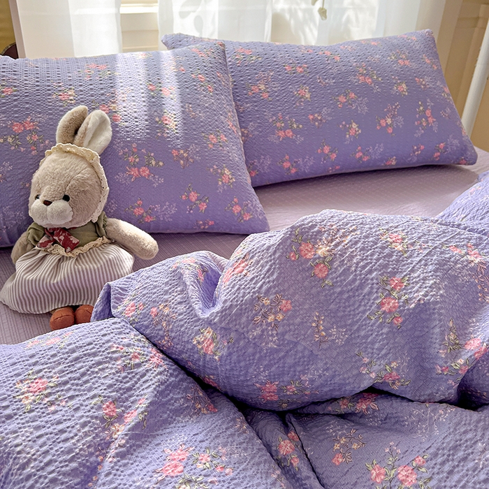 91家纺网 家纺一手货源 找家纺 梦纤绒 2026春夏新款简单款泡芙纱印花四件套 水云间