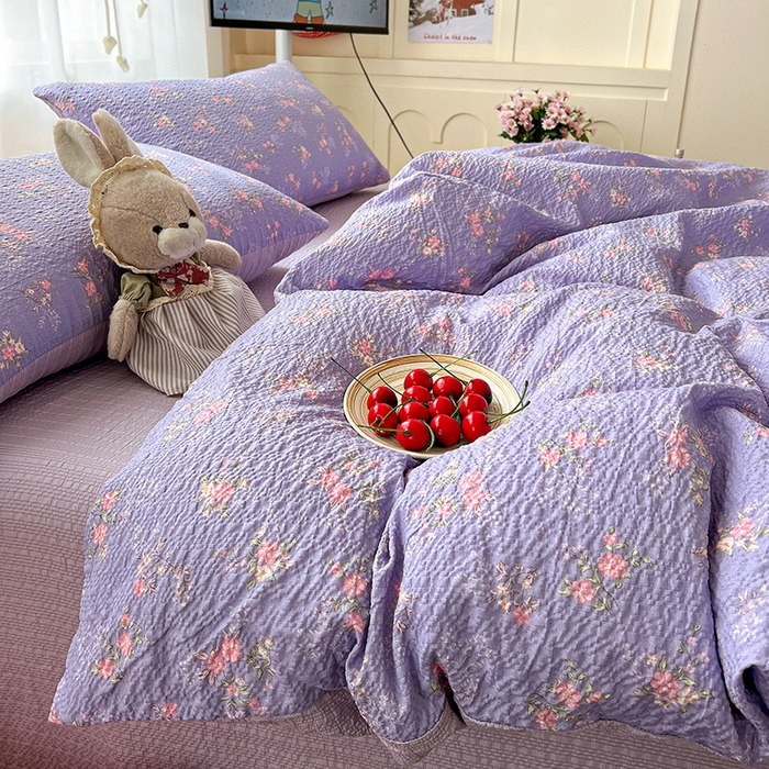 91家纺网 家纺一手货源 找家纺 梦纤绒 2026春夏新款简单款泡芙纱印花四件套 水云间