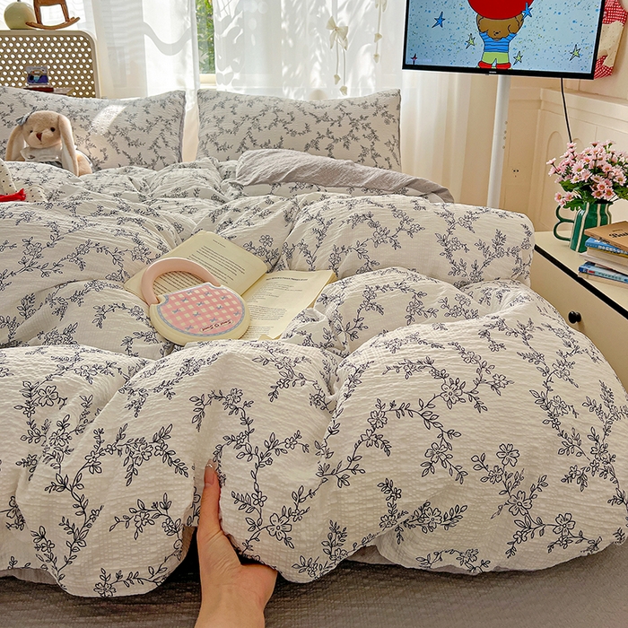 91家纺网 家纺一手货源 找家纺 梦纤绒 2026春夏新款简单款泡芙纱印花四件套 线条画