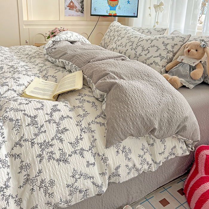 91家纺网 家纺一手货源 找家纺 梦纤绒 2026春夏新款简单款泡芙纱印花四件套 线条画