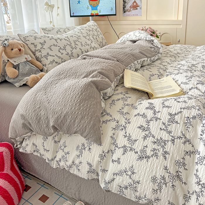 91家纺网 家纺一手货源 找家纺 梦纤绒 2026春夏新款简单款泡芙纱印花四件套 线条画