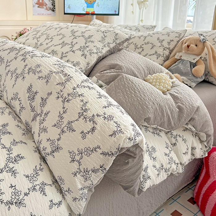 91家纺网 家纺一手货源 找家纺 梦纤绒 2026春夏新款简单款泡芙纱印花四件套 线条画