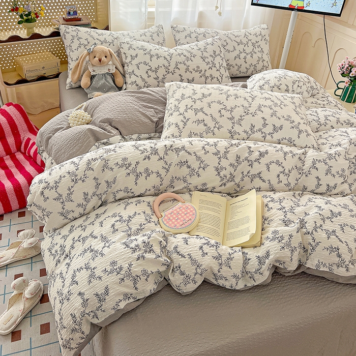 91家纺网 家纺一手货源 找家纺 梦纤绒 2026春夏新款简单款泡芙纱印花四件套 线条画