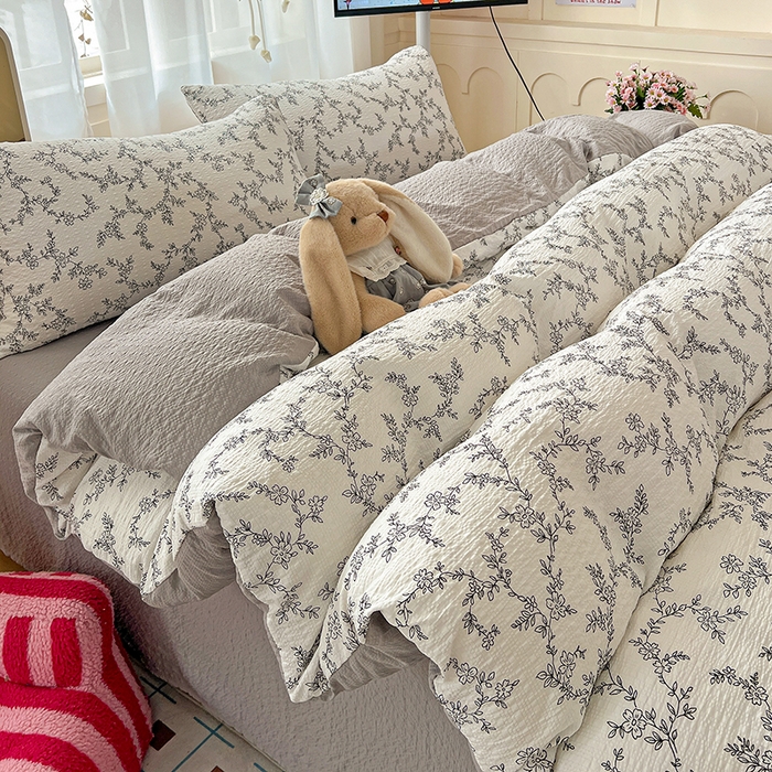 91家纺网 家纺一手货源 找家纺 梦纤绒 2026春夏新款简单款泡芙纱印花四件套 线条画