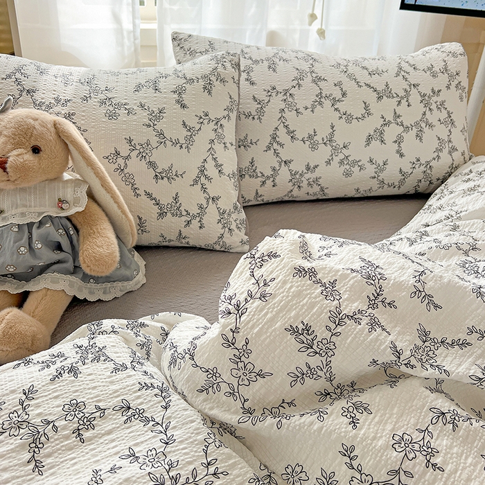 91家纺网 家纺一手货源 找家纺 梦纤绒 2026春夏新款简单款泡芙纱印花四件套 线条画