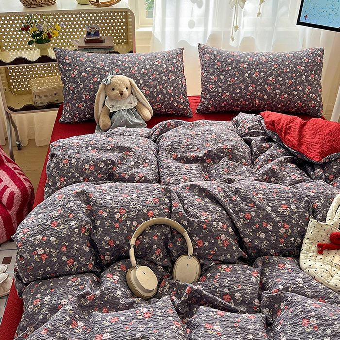 91家纺网 家纺一手货源 找家纺 梦纤绒 2026春夏新款简单款泡芙纱印花四件套 胭花集