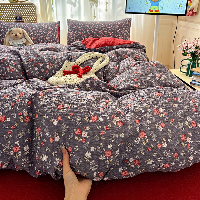 91家纺网 家纺一手货源 找家纺 梦纤绒 2026春夏新款简单款泡芙纱印花四件套 胭花集