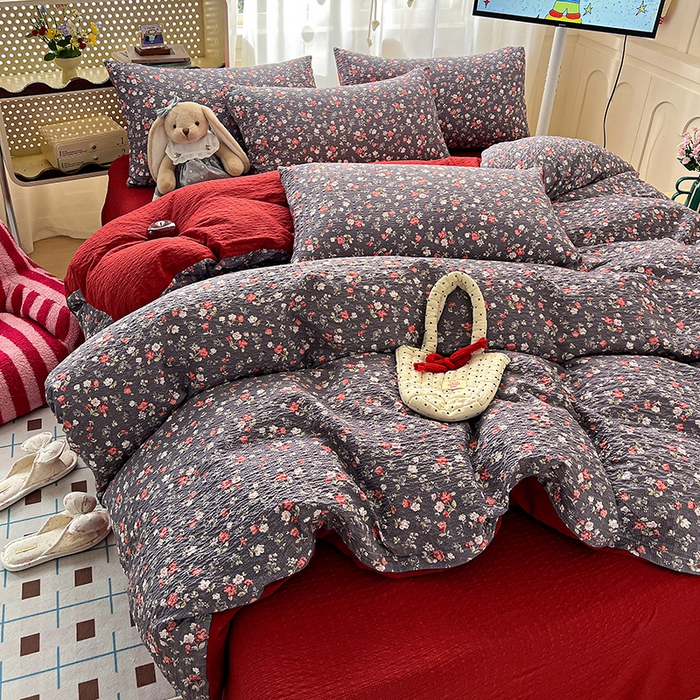 91家纺网 家纺一手货源 找家纺 梦纤绒 2026春夏新款简单款泡芙纱印花四件套 胭花集