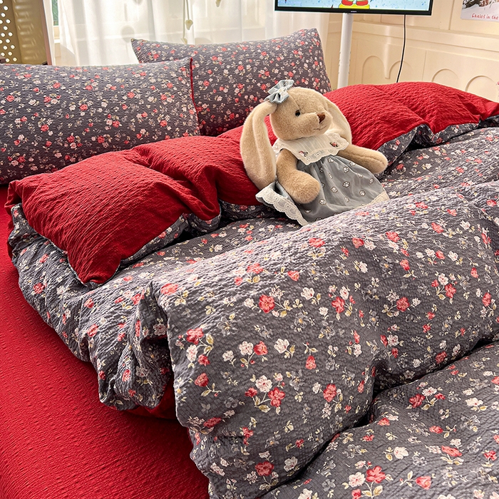 91家纺网 家纺一手货源 找家纺 梦纤绒 2026春夏新款简单款泡芙纱印花四件套 胭花集