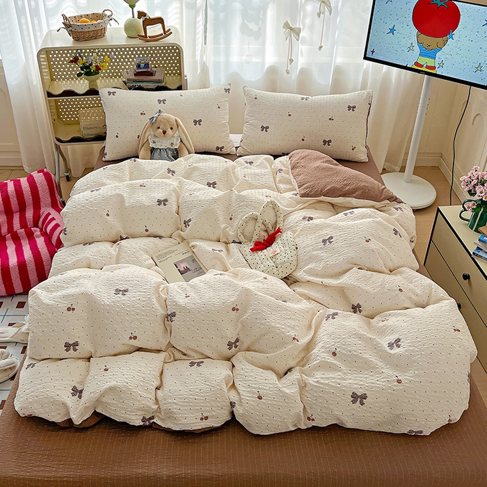 91家纺网 家纺一手货源 找家纺 梦纤绒 2026春夏新款简单款泡芙纱印花四件套 樱桃波点