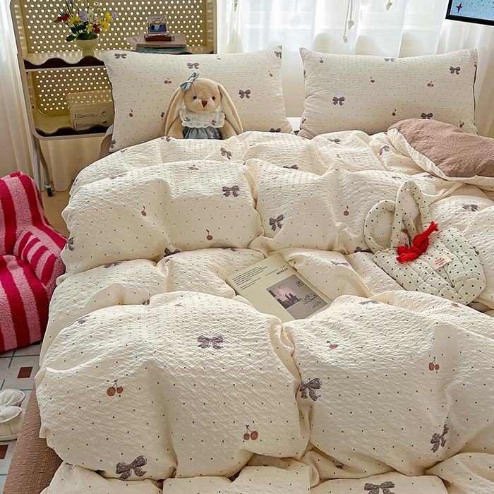 91家纺网 家纺一手货源 找家纺 梦纤绒 2026春夏新款简单款泡芙纱印花四件套 樱桃波点