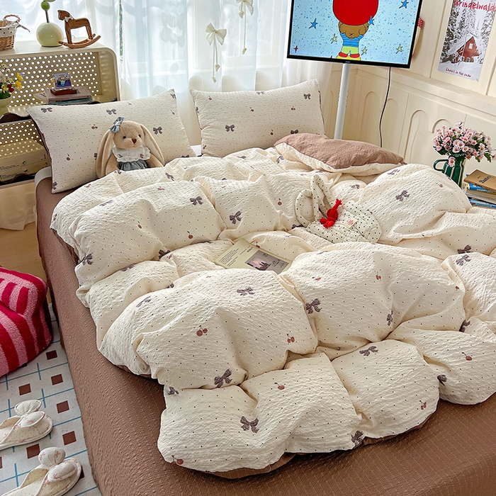 91家纺网 家纺一手货源 找家纺 梦纤绒 2026春夏新款简单款泡芙纱印花四件套 樱桃波点