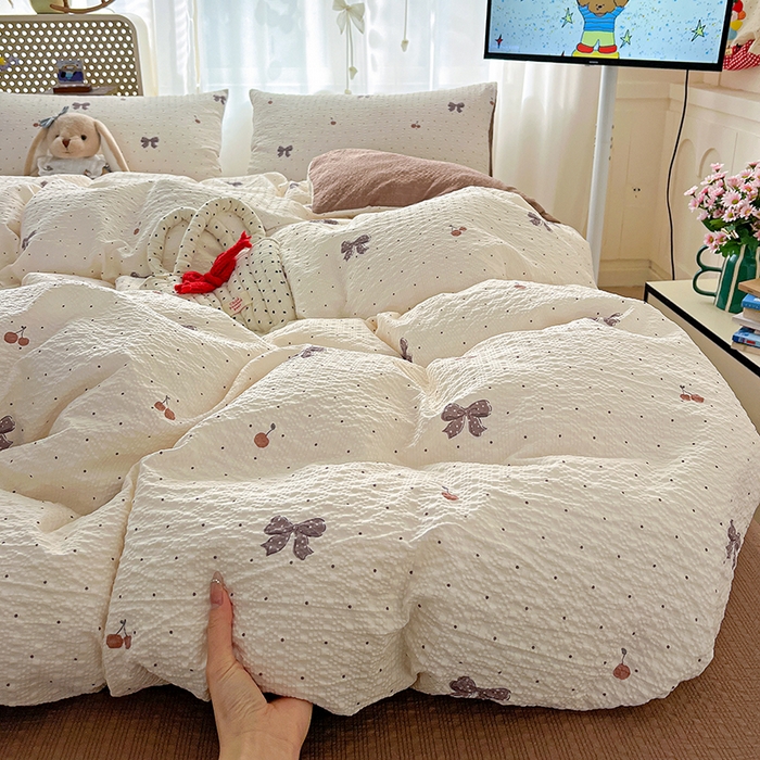 91家纺网 家纺一手货源 找家纺 梦纤绒 2026春夏新款简单款泡芙纱印花四件套 樱桃波点