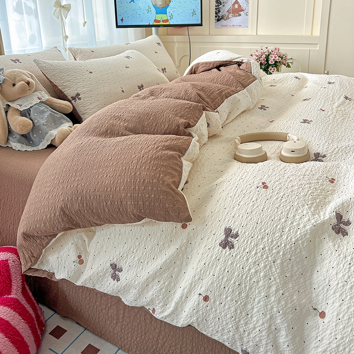 91家纺网 家纺一手货源 找家纺 梦纤绒 2026春夏新款简单款泡芙纱印花四件套 樱桃波点