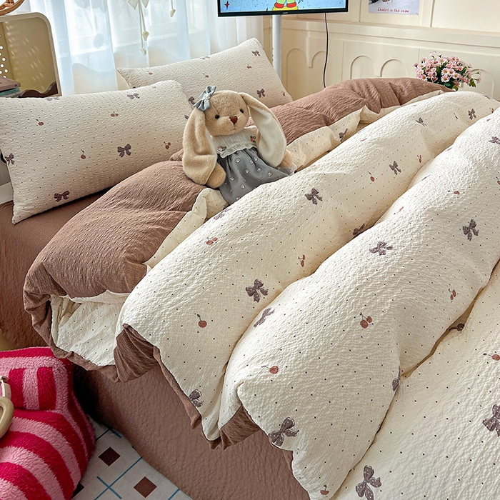 91家纺网 家纺一手货源 找家纺 梦纤绒 2026春夏新款简单款泡芙纱印花四件套 樱桃波点