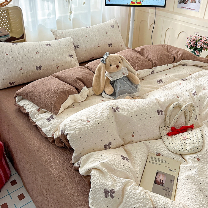 91家纺网 家纺一手货源 找家纺 梦纤绒 2026春夏新款简单款泡芙纱印花四件套 樱桃波点