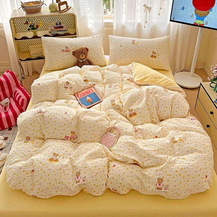 91家纺网 家纺一手货源 找家纺 梦纤绒 2026春夏新款简单款泡芙纱印花四件套 棕熊宝贝