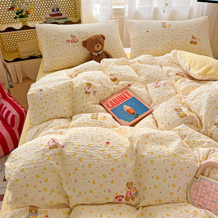 91家纺网 家纺一手货源 找家纺 梦纤绒 2026春夏新款简单款泡芙纱印花四件套 棕熊宝贝