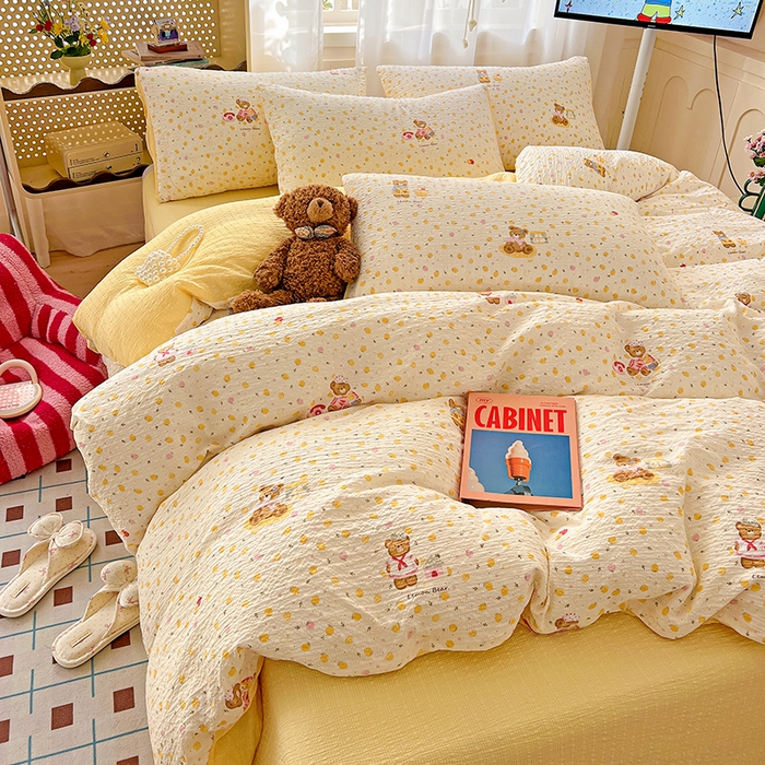 91家纺网 家纺一手货源 找家纺 梦纤绒 2026春夏新款简单款泡芙纱印花四件套 棕熊宝贝