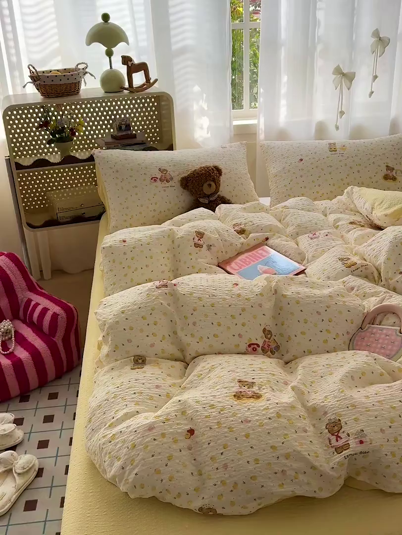 91家纺网 家纺一手货源 找家纺 梦纤绒 2026春夏新款简单款泡芙纱印花四件套 棕熊宝贝