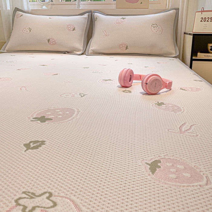 91家纺网 家纺一手货源 找家纺 富馨莱 2026新款PE乙纶高克重冰豆豆席凉感凉席单件席子床笠款支持一件定做尺寸学生宿舍 草莓乐园