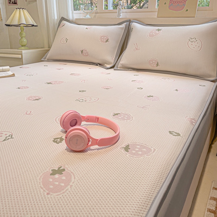 91家纺网 家纺一手货源 找家纺 富馨莱 2026新款PE乙纶高克重冰豆豆席凉感凉席单件席子床笠款支持一件定做尺寸学生宿舍 草莓乐园