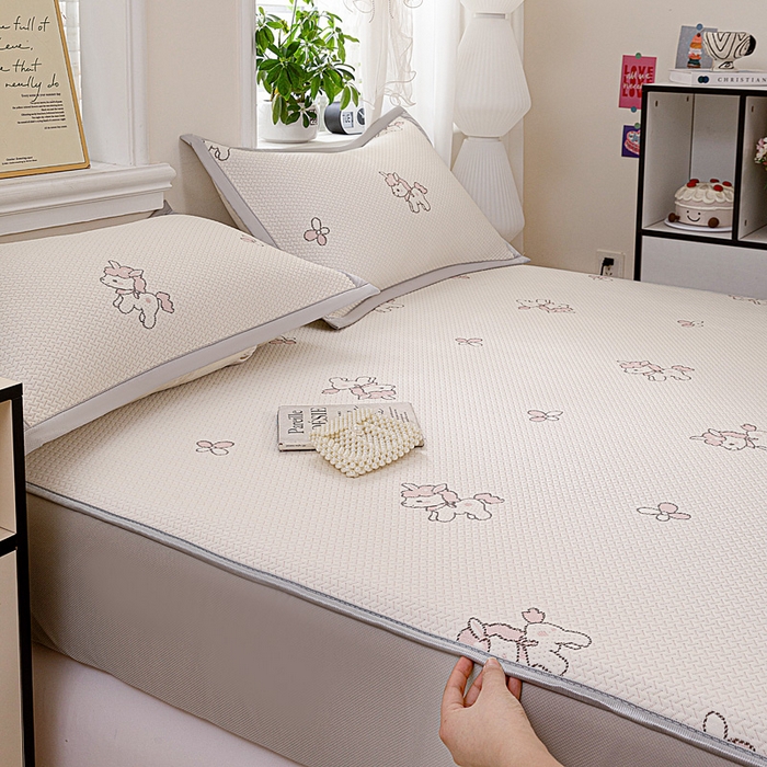 91家纺网 家纺一手货源 找家纺 富馨莱 2026新款PE乙纶高克重冰豆豆席凉感凉席单件席子床笠款支持一件定做尺寸学生宿舍 吉祥小马