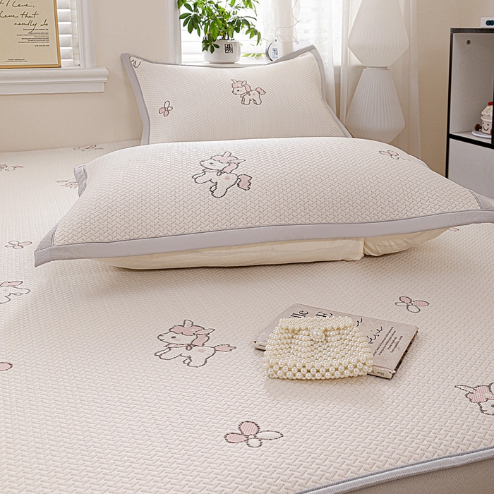 91家纺网 家纺一手货源 找家纺 富馨莱 2026新款PE乙纶高克重冰豆豆席凉感凉席单件席子床笠款支持一件定做尺寸学生宿舍 吉祥小马