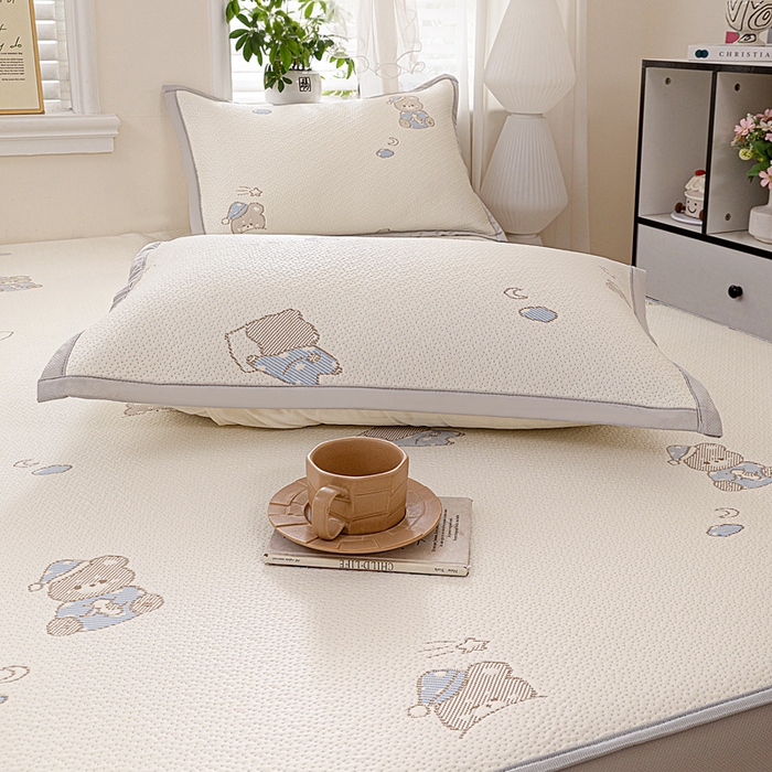 91家纺网 家纺一手货源 找家纺 富馨莱 2026新款PE乙纶高克重冰豆豆席凉感凉席单件席子床笠款支持一件定做尺寸学生宿舍 可爱熊