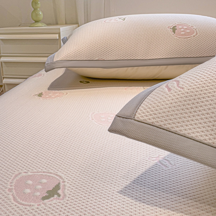 91家纺网 家纺一手货源 找家纺 富馨莱 2026新款PE乙纶高克重冰豆豆席凉感凉席单件席子床笠款支持一件定做尺寸学生宿舍 草莓乐园