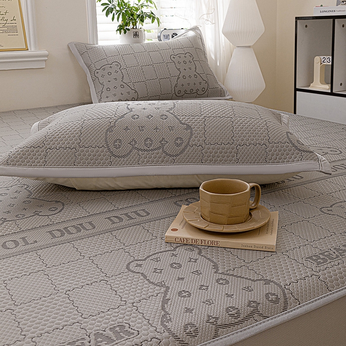 91家纺网 家纺一手货源 找家纺 富馨莱 2026新款PE乙纶高克重冰豆豆席凉感凉席单件席子床笠款支持一件定做尺寸学生宿舍 灰格熊