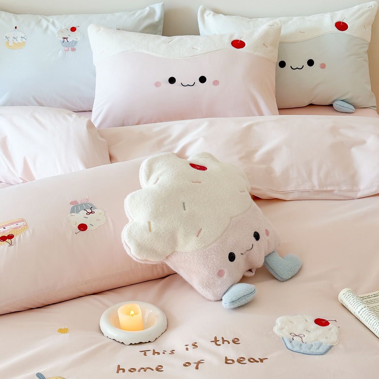 91家纺网 家纺一手货源 找家纺 （总）嗨购家纺 2026新款40S水洗棉贴布刺绣四件套-半糖萌新系列（送同款抱枕 淘宝劵后控价：小号298元 标准348元 大号368元）