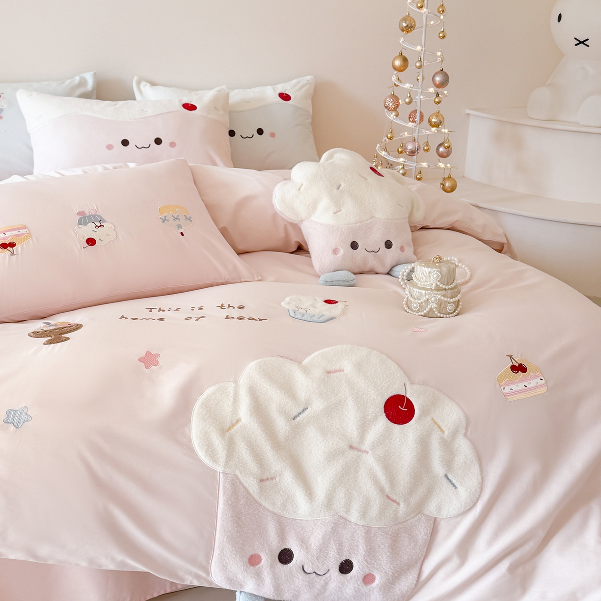 91家纺网 家纺一手货源 找家纺 （总）嗨购家纺 2026新款40S水洗棉贴布刺绣四件套-半糖萌新系列（送同款抱枕 淘宝劵后控价：小号298元 标准348元 大号368元）