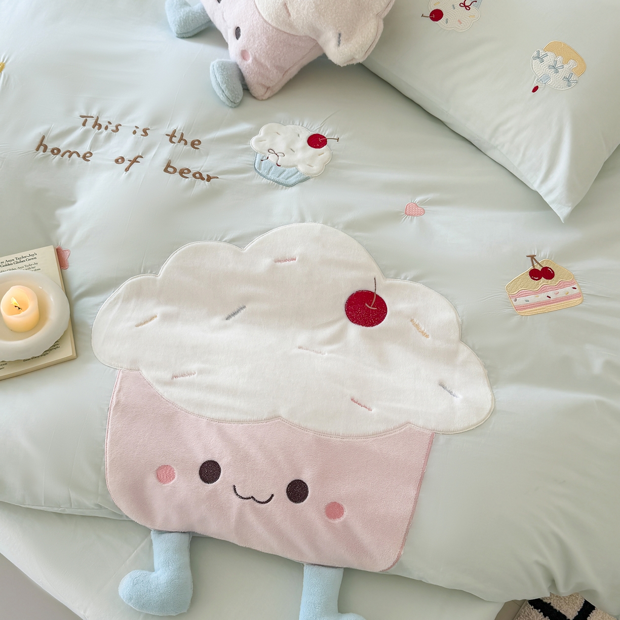 91家纺网 家纺一手货源 找家纺 嗨购家纺 2026新款40S水洗棉贴布刺绣四件套-半糖萌新系列（送同款抱枕 淘宝劵后控价：小号298元 标准348元 大号368元） 半糖萌新-蓝