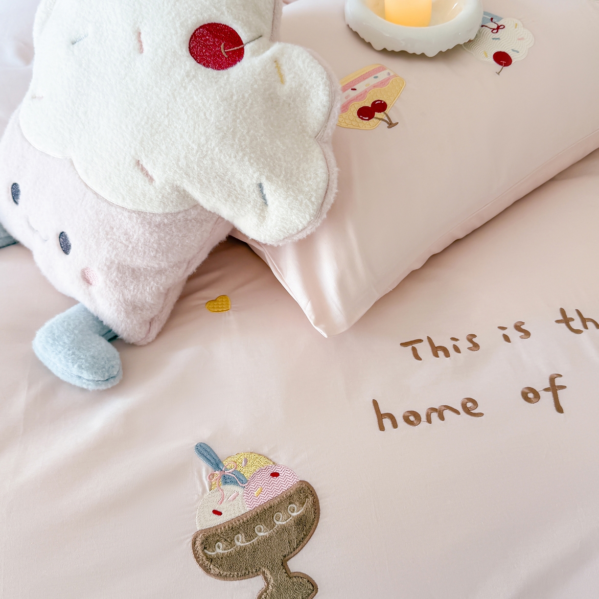 91家纺网 家纺一手货源 找家纺 （总）嗨购家纺 2026新款40S水洗棉贴布刺绣四件套-半糖萌新系列（送同款抱枕 淘宝劵后控价：小号298元 标准348元 大号368元）