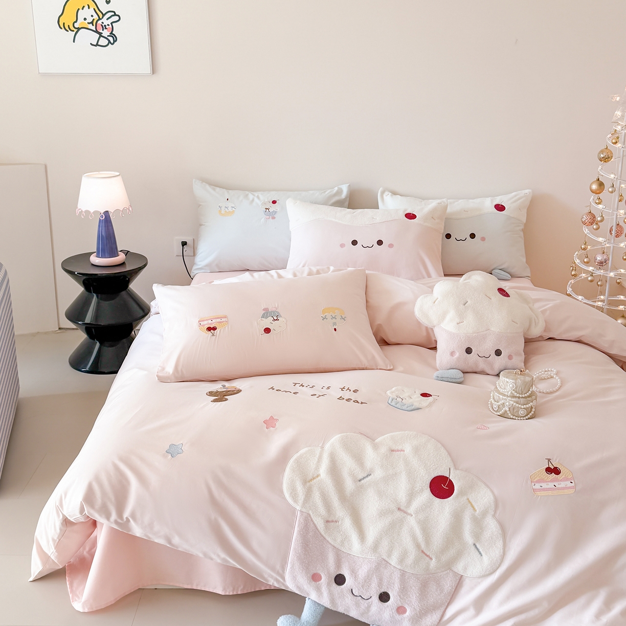 91家纺网 家纺一手货源 找家纺 嗨购家纺 2026新款40S水洗棉贴布刺绣四件套-半糖萌新系列（送同款抱枕 淘宝劵后控价：小号298元 标准348元 大号368元） 半糖萌新-粉