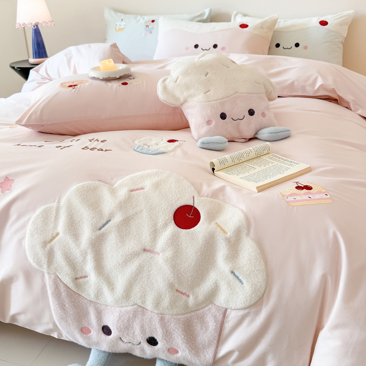 91家纺网 家纺一手货源 找家纺 （总）嗨购家纺 2026新款40S水洗棉贴布刺绣四件套-半糖萌新系列（送同款抱枕 淘宝劵后控价：小号298元 标准348元 大号368元）