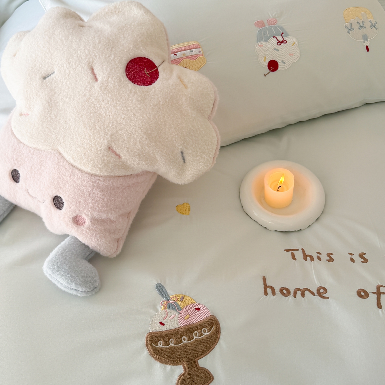 91家纺网 家纺一手货源 找家纺 嗨购家纺 2026新款40S水洗棉贴布刺绣四件套-半糖萌新系列（送同款抱枕 淘宝劵后控价：小号298元 标准348元 大号368元） 半糖萌新-蓝