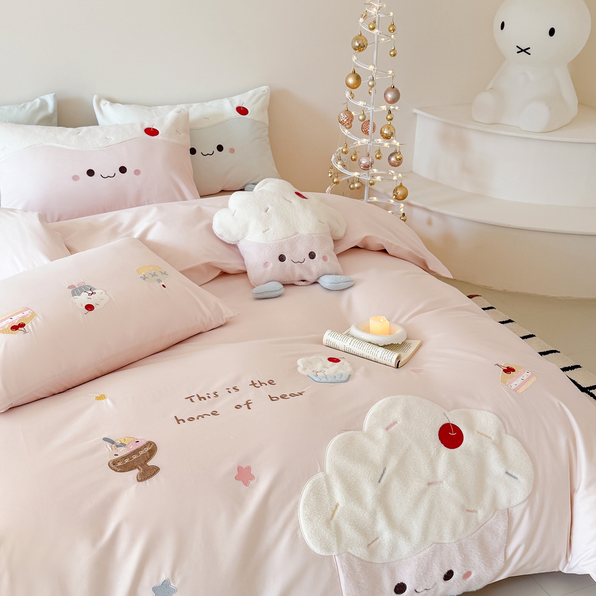 91家纺网 家纺一手货源 找家纺 嗨购家纺 2026新款40S水洗棉贴布刺绣四件套-半糖萌新系列（送同款抱枕 淘宝劵后控价：小号298元 标准348元 大号368元） 半糖萌新-粉