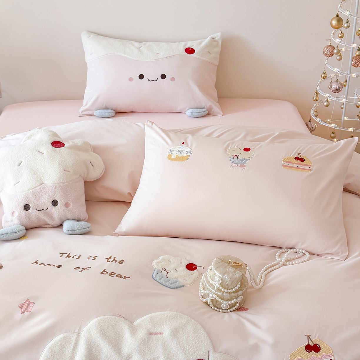 91家纺网 家纺一手货源 找家纺 嗨购家纺 2026新款40S水洗棉贴布刺绣四件套-半糖萌新系列（送同款抱枕 淘宝劵后控价：小号298元 标准348元 大号368元） 半糖萌新-粉