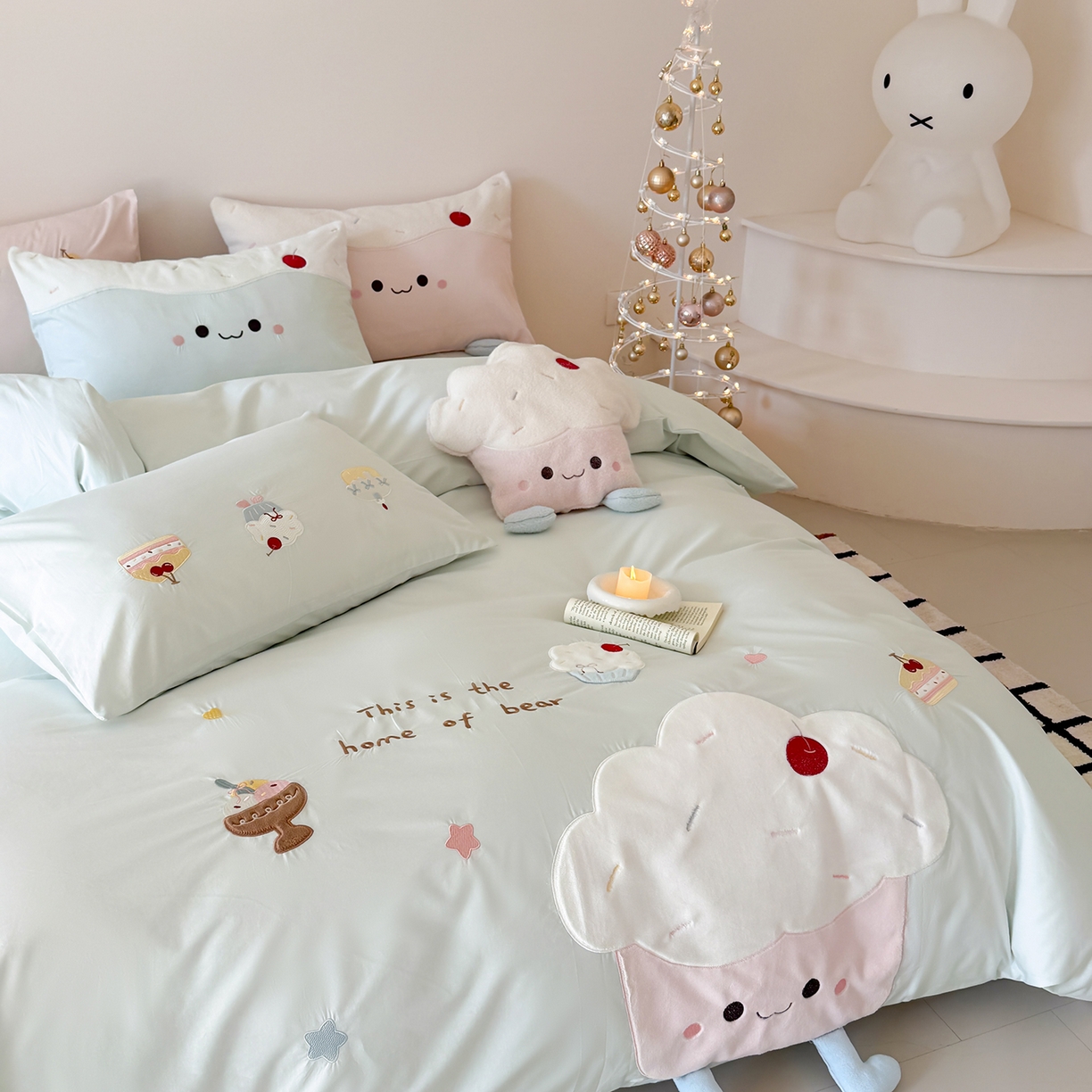 91家纺网 家纺一手货源 找家纺 嗨购家纺 2026新款40S水洗棉贴布刺绣四件套-半糖萌新系列（送同款抱枕 淘宝劵后控价：小号298元 标准348元 大号368元） 半糖萌新-蓝