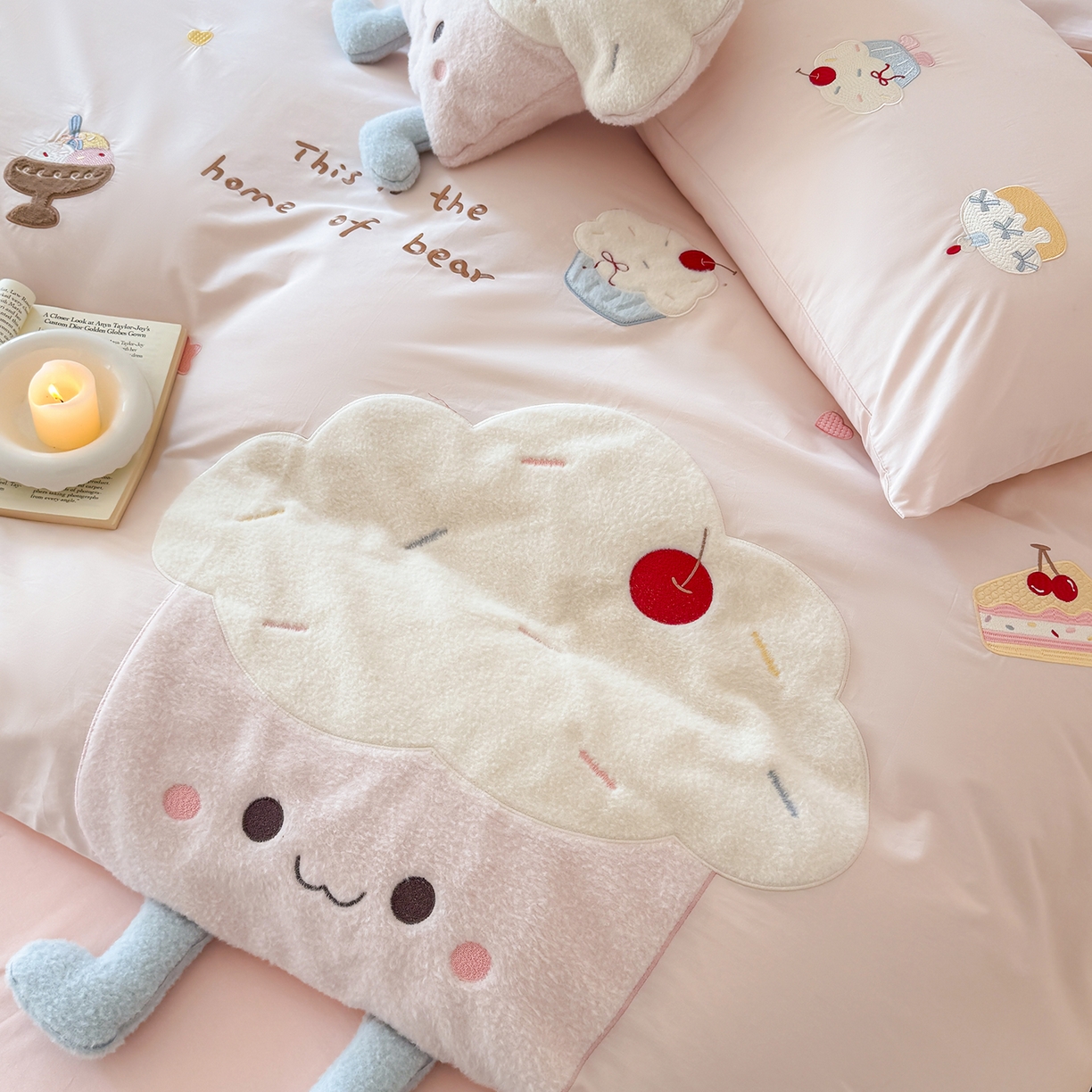 91家纺网 家纺一手货源 找家纺 （总）嗨购家纺 2026新款40S水洗棉贴布刺绣四件套-半糖萌新系列（送同款抱枕 淘宝劵后控价：小号298元 标准348元 大号368元）