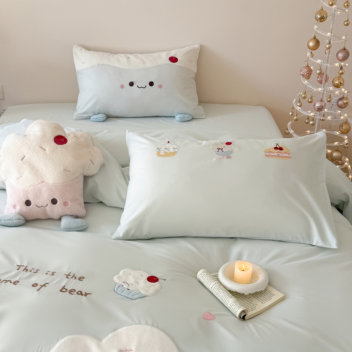 91家纺网 家纺一手货源 找家纺 嗨购家纺 2026新款40S水洗棉贴布刺绣四件套-半糖萌新系列（送同款抱枕 淘宝劵后控价：小号298元 标准348元 大号368元） 半糖萌新-蓝