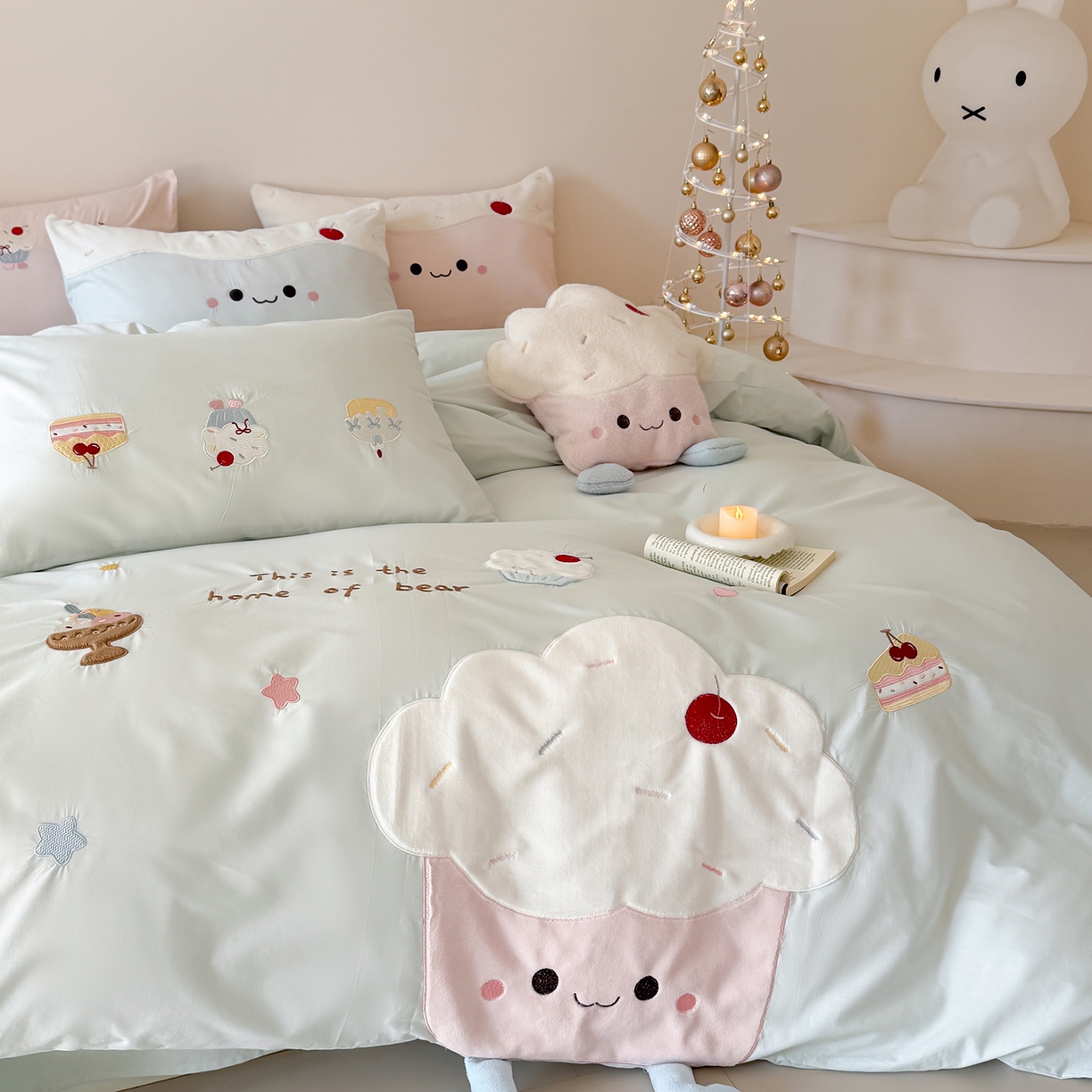 91家纺网 家纺一手货源 找家纺 嗨购家纺 2026新款40S水洗棉贴布刺绣四件套-半糖萌新系列（送同款抱枕 淘宝劵后控价：小号298元 标准348元 大号368元） 半糖萌新-蓝