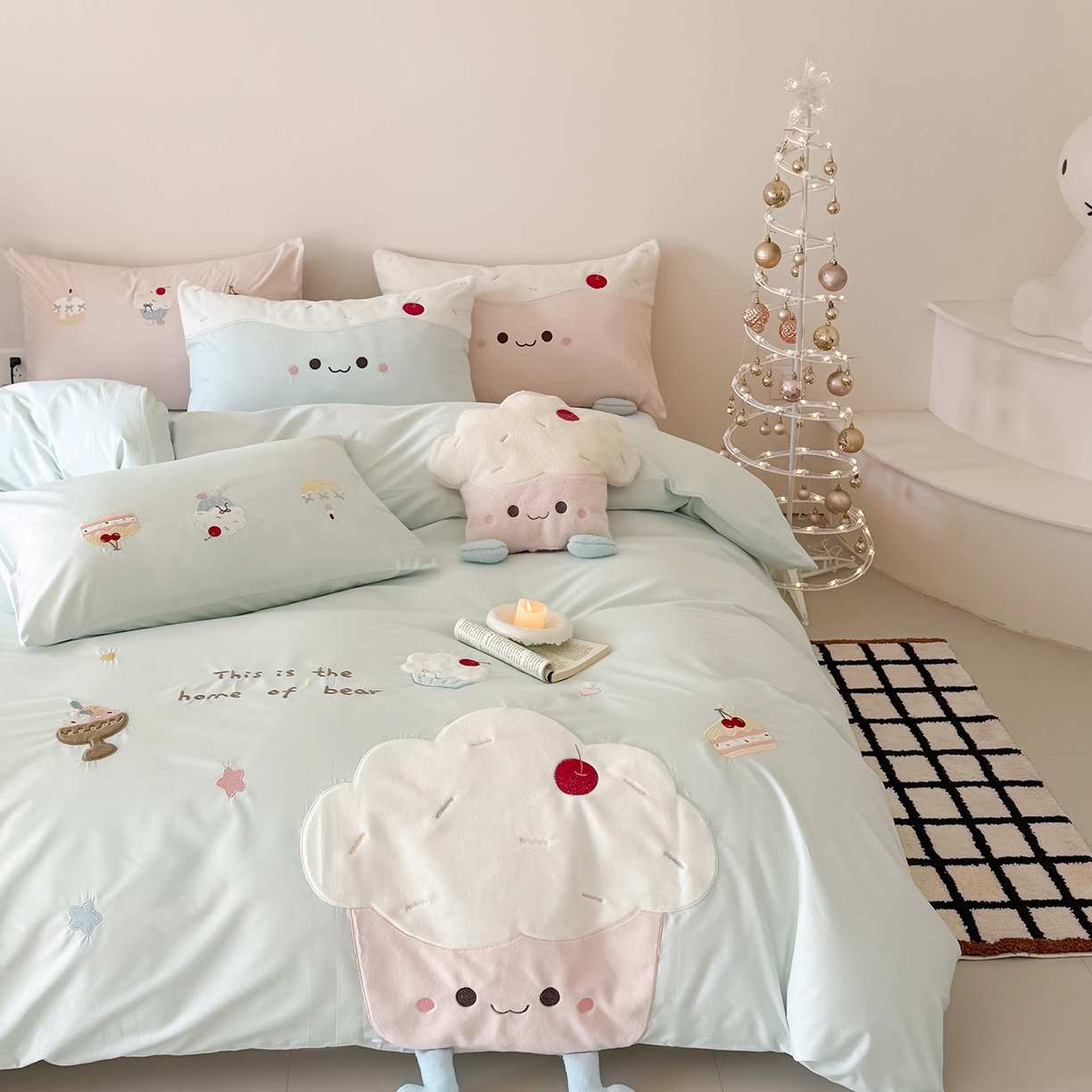 91家纺网 家纺一手货源 找家纺 嗨购家纺 2026新款40S水洗棉贴布刺绣四件套-半糖萌新系列（送同款抱枕 淘宝劵后控价：小号298元 标准348元 大号368元） 半糖萌新-蓝