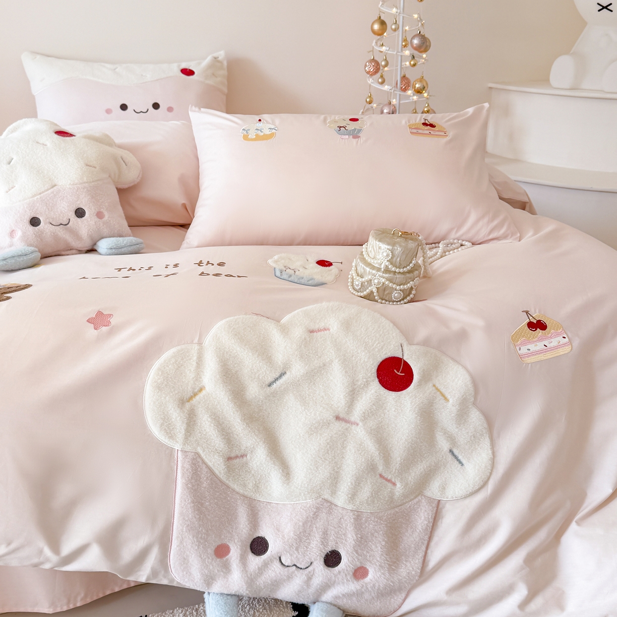 91家纺网 家纺一手货源 找家纺 （总）嗨购家纺 2026新款40S水洗棉贴布刺绣四件套-半糖萌新系列（送同款抱枕 淘宝劵后控价：小号298元 标准348元 大号368元）